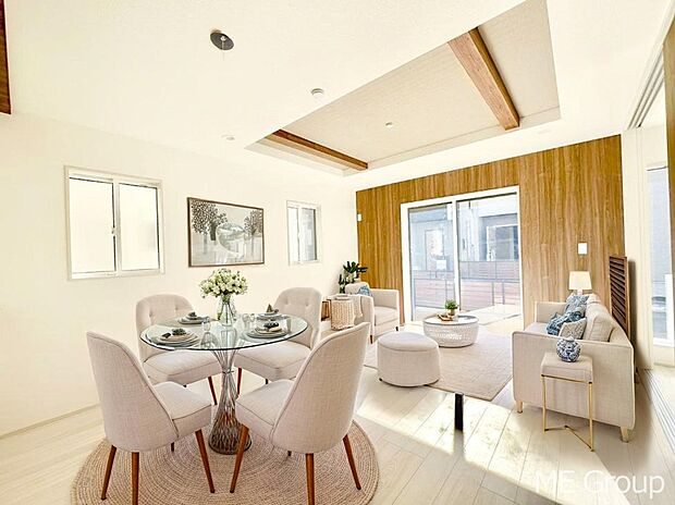 ご家族の賑やかな話し声で包まれる明るいリビング ※家具はCGです