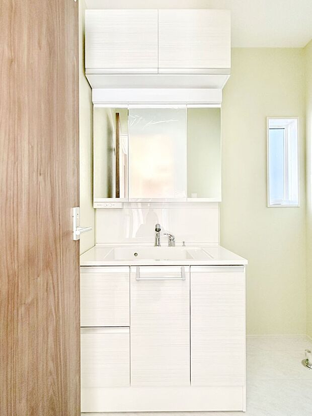 大きく見やすい三面鏡で清潔感ある洗面台は、身だしなみチェックや肌のお手入れにおすすめです。