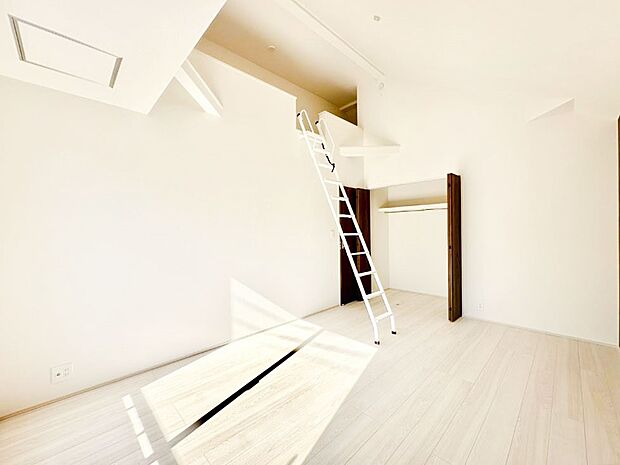 ロフト付きの洋室は天井も高く収納充実!どう使うかはあなた次第!