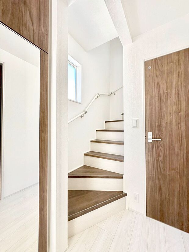 安全性を考慮し階段には手すりを設置しています