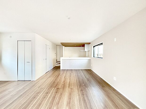 ご家族の賑やかな話し声で包まれる明るいリビング 