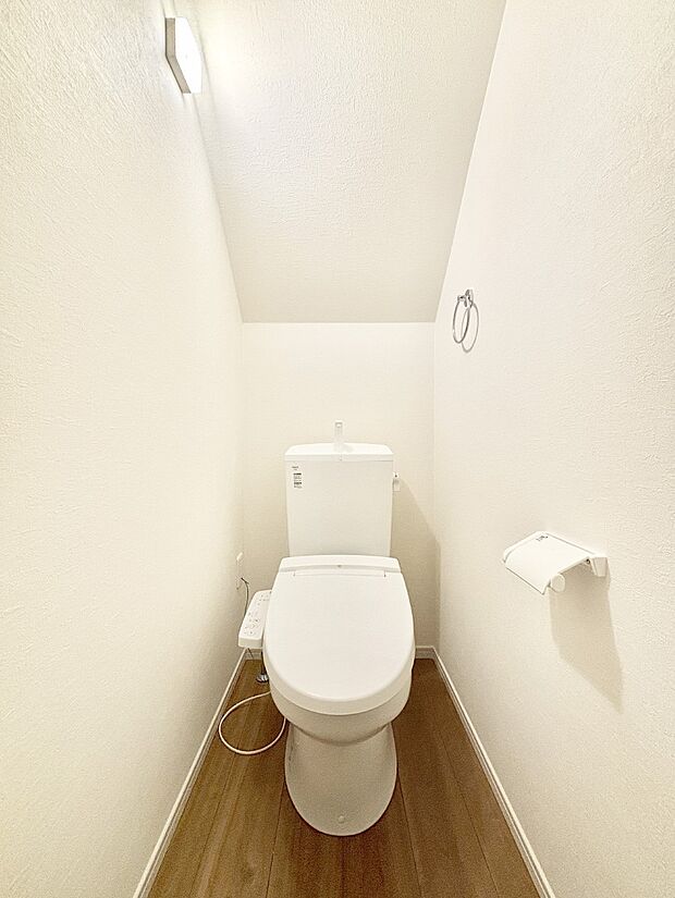 明るく清潔感のあるトイレです。 