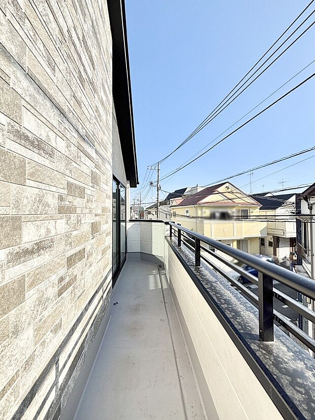 ゆったりバルコニーだから沢山お洗濯ものを干せます。