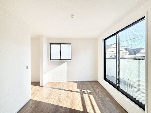 バルコニーが開放感をプラスしてくれる洋室  