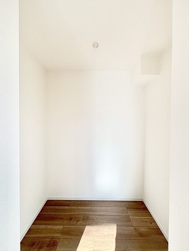 ウォークインクローゼット付きで生活空間を広く利用できます。