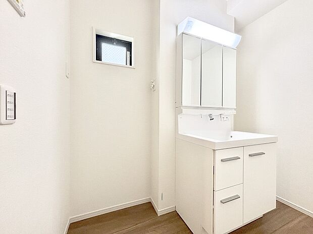 明るい洗面所は毎朝の身支度も楽しくできちゃいそうです。
