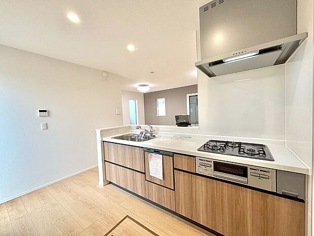 料理をしながらでもご家族との会話を楽しめる対面キッチン