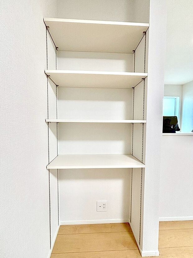 リビング収納。ここに収納があると物が集まるLDKがスッキリ片付きそうですね。