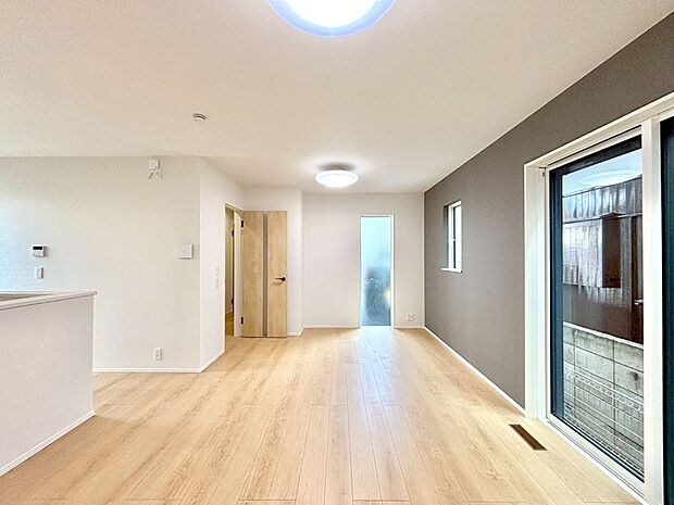 大きな窓からたっぷりの陽光と風を感じられるリビング