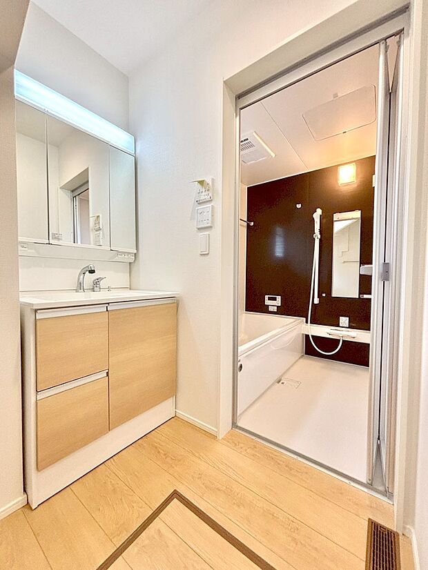 清潔感のある快適空間です。毎日の身支度も気持ち良くお使い頂けます。