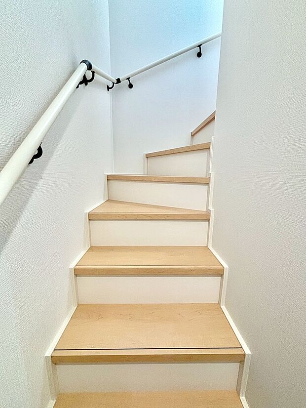 安全性を考慮し階段には手すりを設置しています