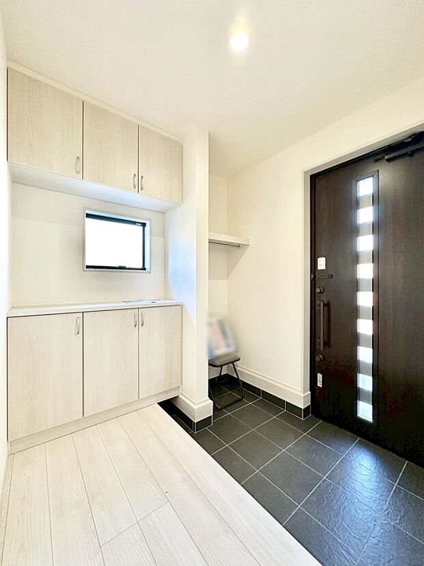 ガラススリットの入った玄関ドアが室内に光を届けてくれます