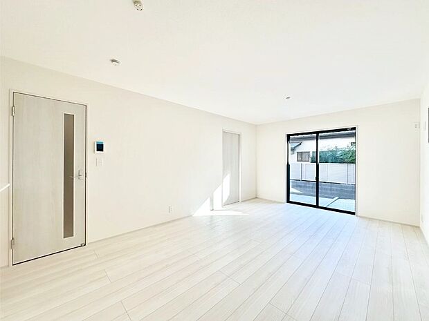 大きな窓からたっぷりの陽光と風を感じられるリビング