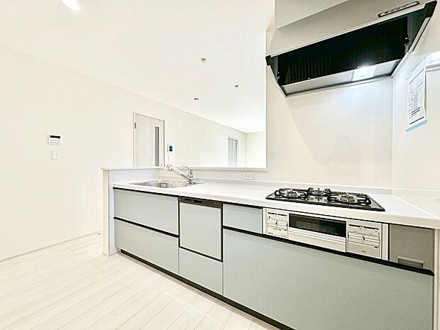 カウンター越しに楽しいおしゃべり。いつものお料理がもっと美味しくなりそうですね。