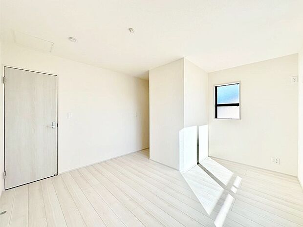 ウォークインクローゼットがあるお部屋。季節ごとの入れ替えも不要で便利です。