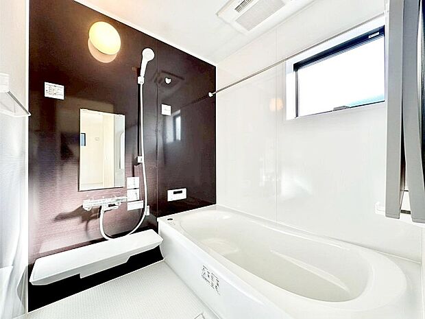 落ち着きのあるダークカラーを基調にしたバスルームで1日の疲れをリフレッシュ！