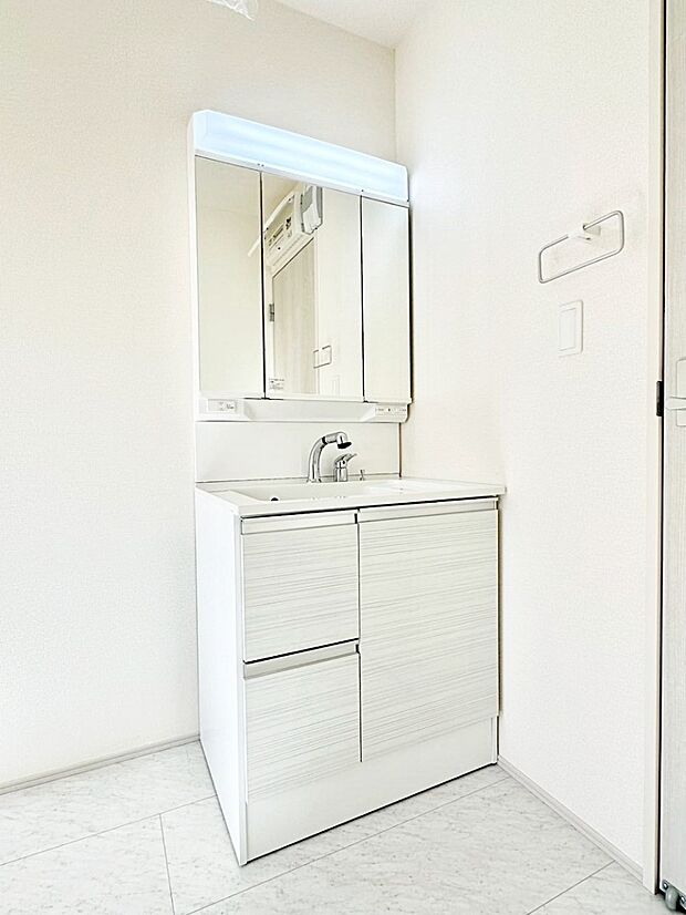 三面鏡の裏に、化粧品や衛生用品などを収納可能。洗面台をすっきりと保ちます！ 