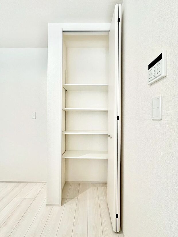 キッチンにはパントリー！食材のストックはもちろん、日用品の収納など使い方はいろいろ！