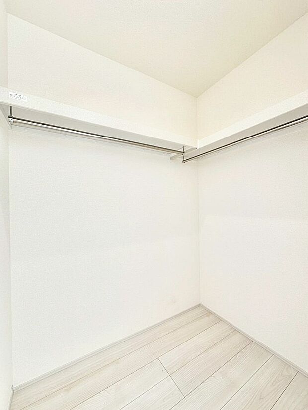 ウォークインクローゼットがあると、スーツケースや季節小物などをまとめて1か所に収納できるので、物の管理がしやすくなります。