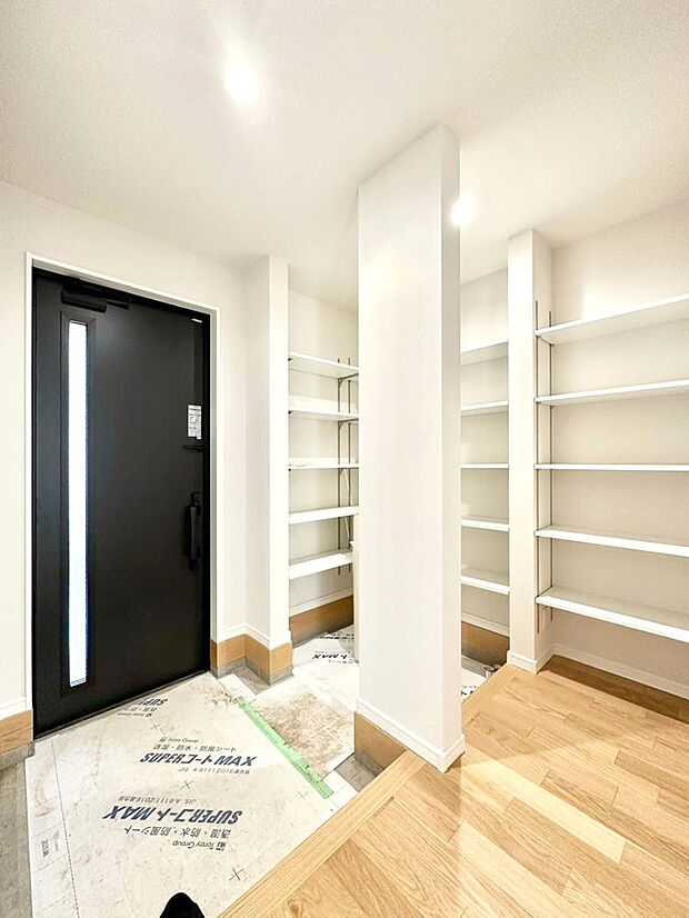 明るい玄関はお客様をお出迎えするのにぴったりです！ 