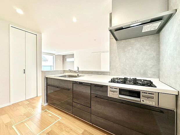 料理をしながらでもご家族との会話を楽しめる対面キッチン