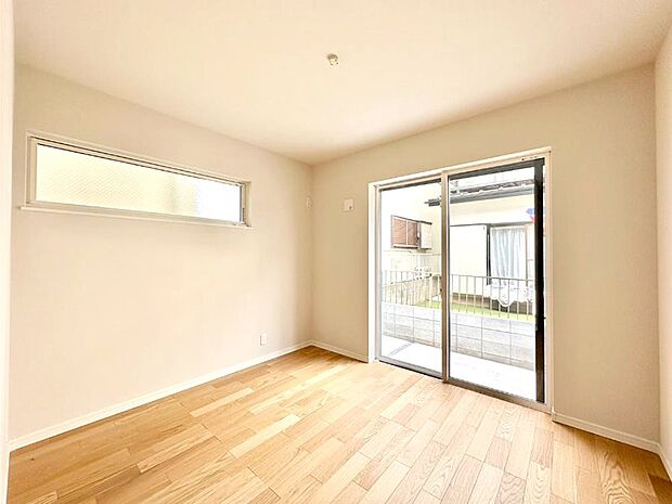 窓からのやさしい光が心地よいプライベートルーム  