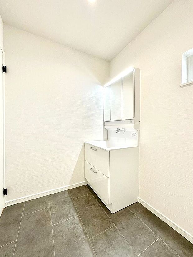 明るい洗面所は毎朝の身支度も楽しくできちゃいそうです。