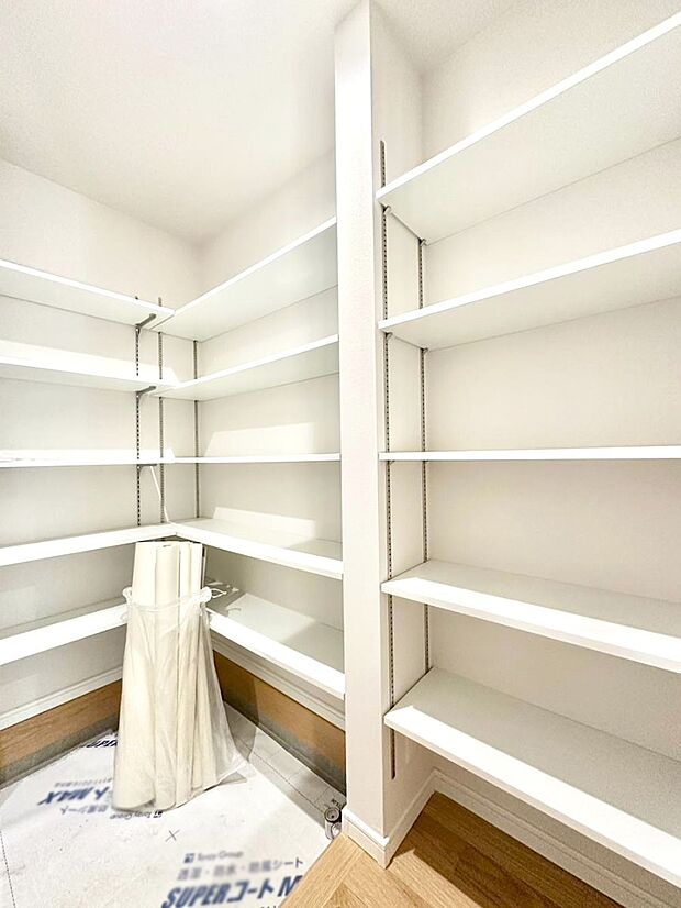 シューズインクローク付き！雨具やベビーカーも置けます。 