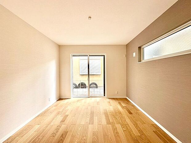 バルコニーが開放感をプラスしてくれる洋室