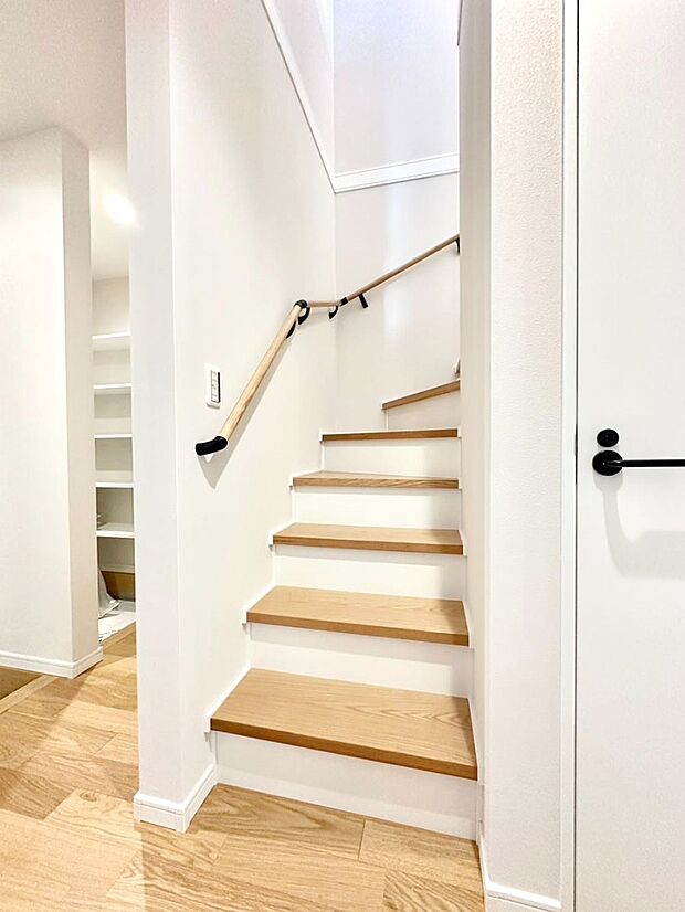 階段は手すり付きなので小さなお子さまやご高齢の方も安心です