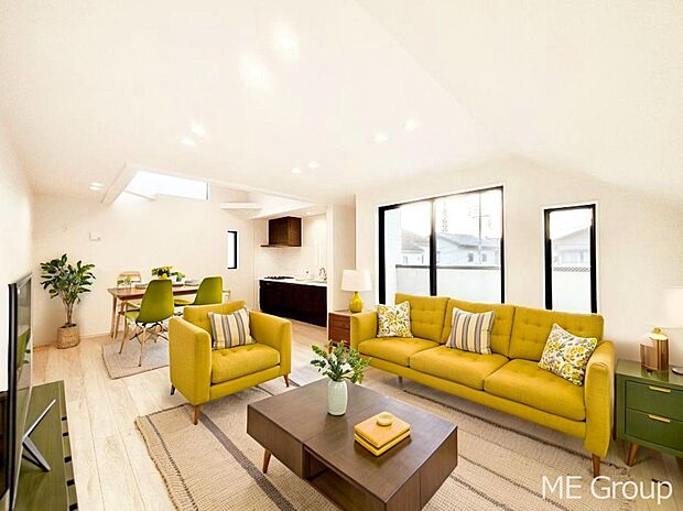 プライバシーも守れる2階リビングは明るく開放感たっぷり ※家具はCGです