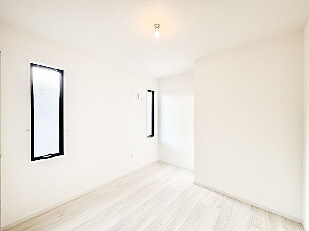 窓からのやさしい光が心地よいプライベートルーム