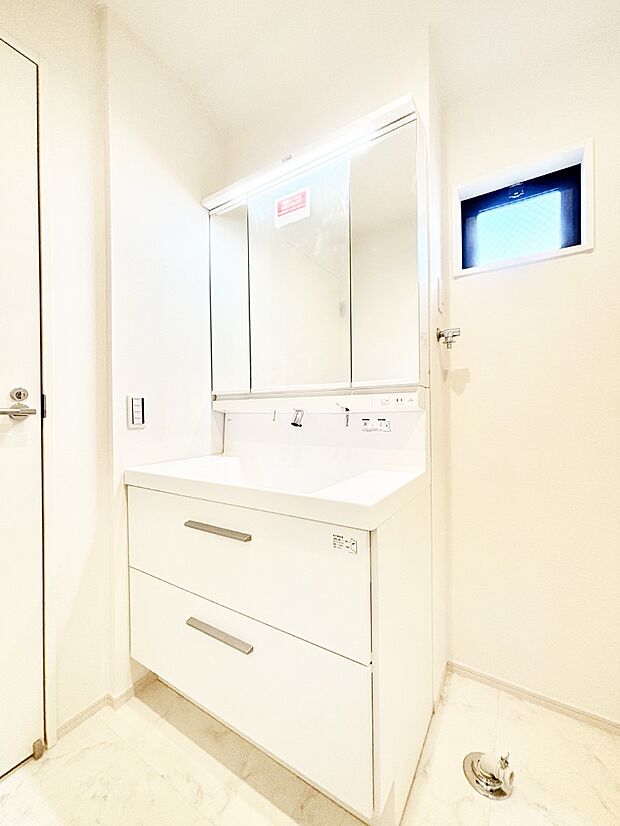 スタイリングに便利な三面鏡、ミラーキャビネットで細かい物スッキリ