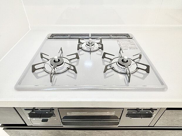 ガスコンロはＳｉセンサー搭載。火力調節や焦げ付き・消し忘れも防いでくれます。