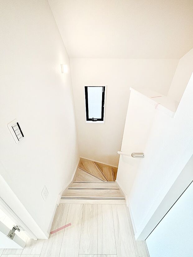 階段は手すり付きなので小さなお子さまやご高齢の方も安心です  