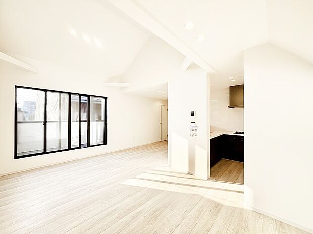 自然光が取り込まれ、家族団らんの場所を明るく演出