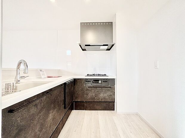 L字型だと料理するスペースも広々と使えます。コンパクトに動けてお料理ラクラク。