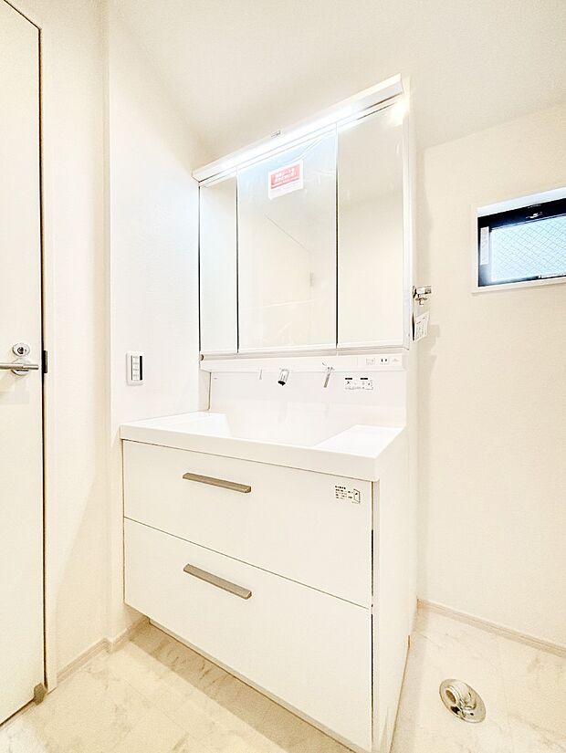 スタイリングに便利な三面鏡、ミラーキャビネットで細かい物スッキリ