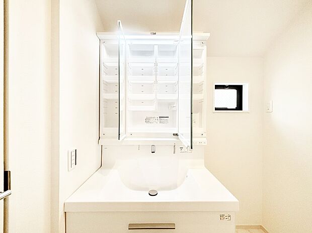 三面鏡の裏に、化粧品や衛生用品などを収納可能。洗面台をすっきりと保ちます！