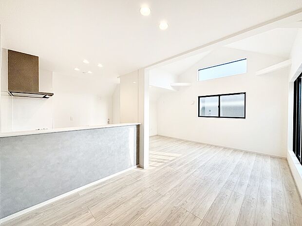 明るい2階リビング！外からの視線をシャットアウトして家族のプライバシーを守ります