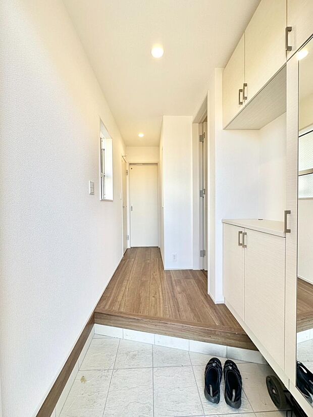 明るい玄関はお客様をお出迎えするのにぴったりです！ 