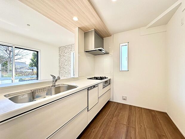 ポップアップ天井が素敵なキッチン！窓があるので採光もとれ換気にも役立ちます。