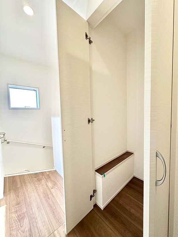 2階廊下収納には掃除用品や日用品のストックなどを収納できます。