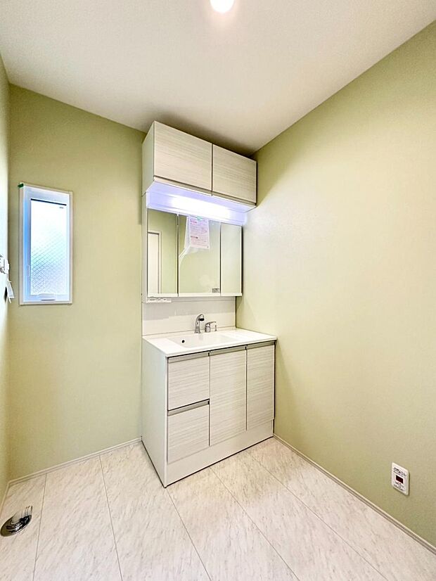 小窓がついているので湿気の多い場所でも換気が十分行えます。毎日の身支度を気持ち良く！