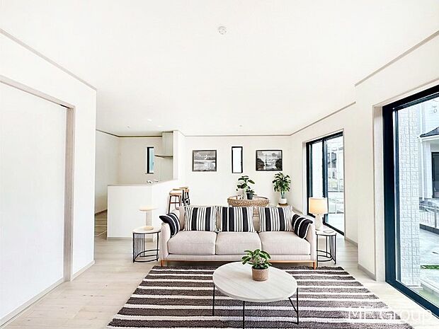 家族の和やかな会話が聞こえてきそう。開放感のあるリビングです。※家具はCGです