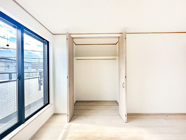 洋室のクローゼット。奥行きがあるので厚手の衣類もすっきり収まります。