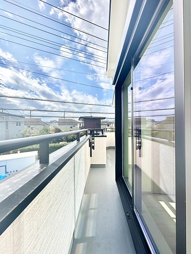 ゆったりバルコニーだから沢山お洗濯ものを干せます。