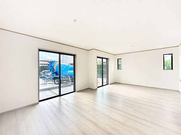 明るい陽光が注ぎ、寛ぎの雰囲気に満たされるダイニング。   