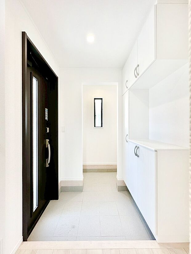 玄関ドアにスリッドラインが入っているので光の演出をしてくれます！ 