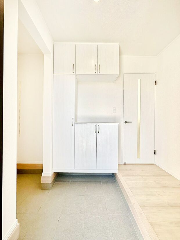 明るい陽光が入り込む玄関。ご家族の靴もスッキリ収納できる玄関収納付き!